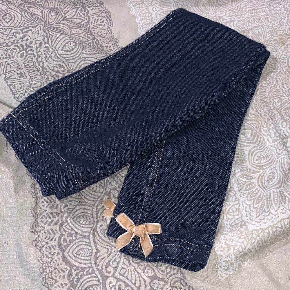 Girls size 6 jegging with velvet bow accent on each pant leg